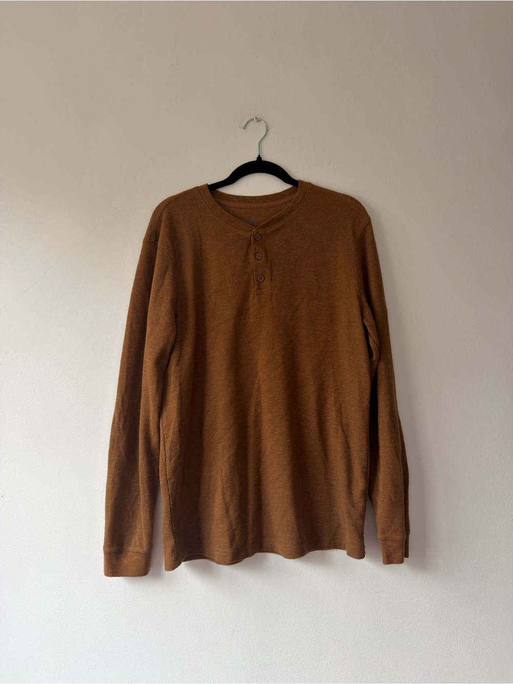 George Men's Long-Sleeve Henley in Caramel Brown